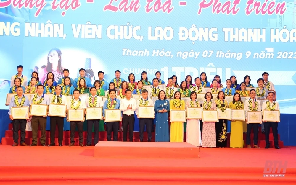 Thanh Hóa tôn vinh, biểu dương điển hình tiên tiến trong Chương trình “1 triệu sáng kiến - nỗ lực vượt khó, sáng tạo, quyết tâm chiến thắng đại dịch COVID-19”