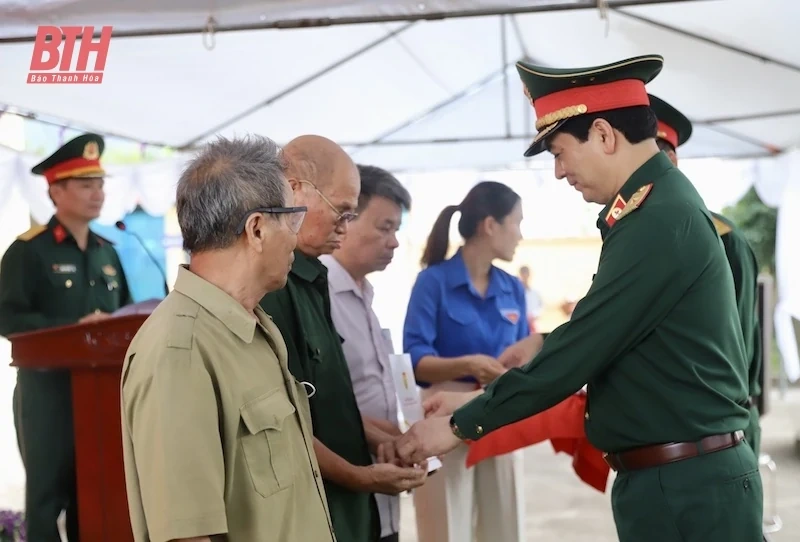 Chương trình khám bệnh miễn phí và tặng quà tại xã Nga An: Thắm tình quân - dân