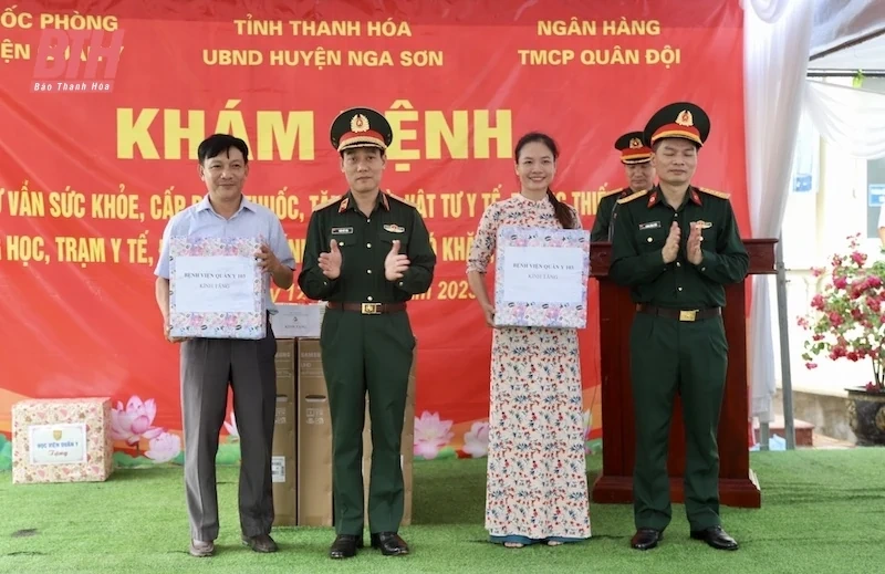 Chương trình khám bệnh miễn phí và tặng quà tại xã Nga An: Thắm tình quân - dân