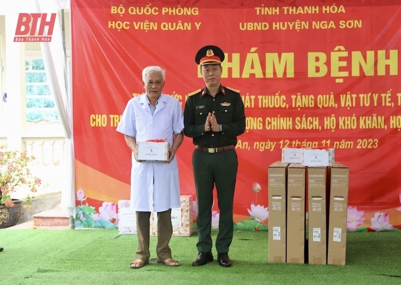 Chương trình khám bệnh miễn phí và tặng quà tại xã Nga An: Thắm tình quân - dân