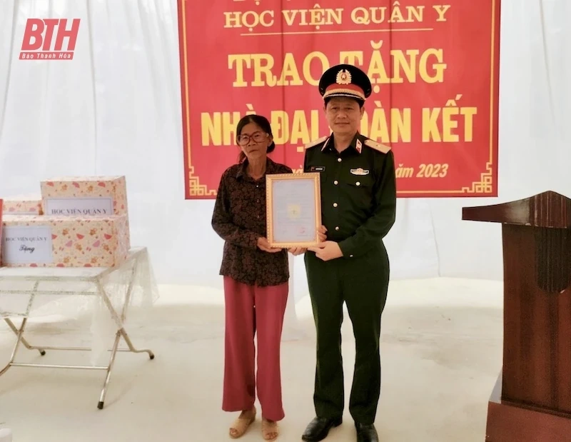 Chương trình khám bệnh miễn phí và tặng quà tại xã Nga An: Thắm tình quân - dân