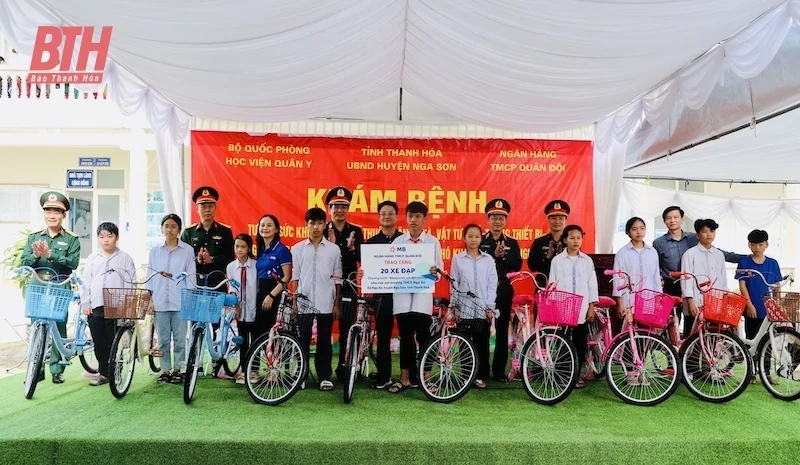 Chương trình khám bệnh miễn phí và tặng quà tại xã Nga An: Thắm tình quân - dân