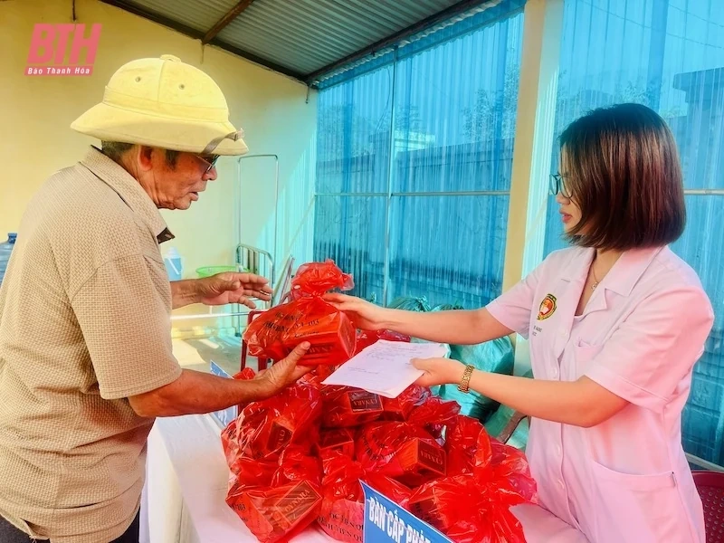 Chương trình khám bệnh miễn phí và tặng quà tại xã Nga An: Thắm tình quân - dân