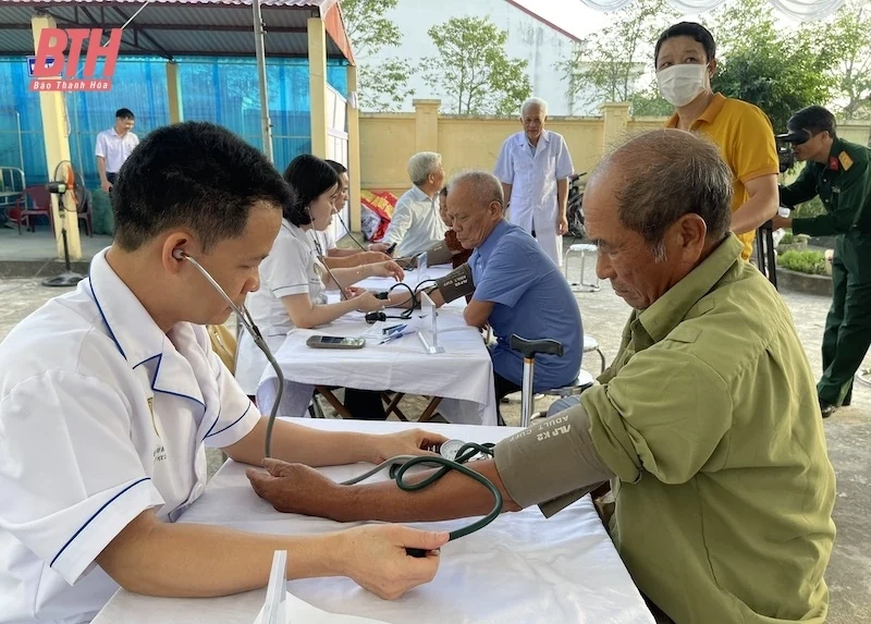 Chương trình khám bệnh miễn phí và tặng quà tại xã Nga An: Thắm tình quân - dân