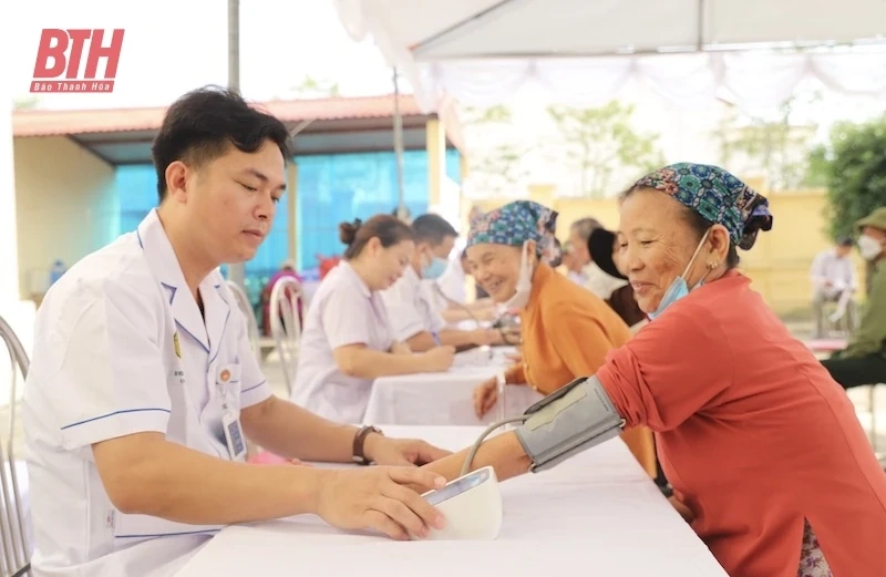 Chương trình khám bệnh miễn phí và tặng quà tại xã Nga An: Thắm tình quân - dân