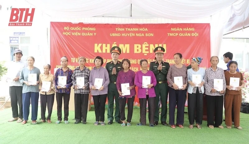 Chương trình khám bệnh miễn phí và tặng quà tại xã Nga An: Thắm tình quân - dân