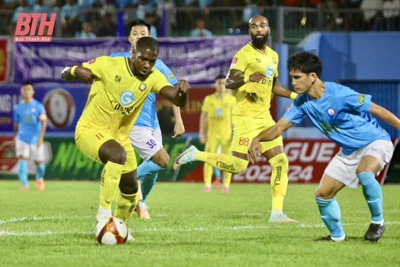 Thắng thuyết phục chủ nhà Khánh Hòa, Đông Á Thanh Hóa vươn lên vị trí thứ 2