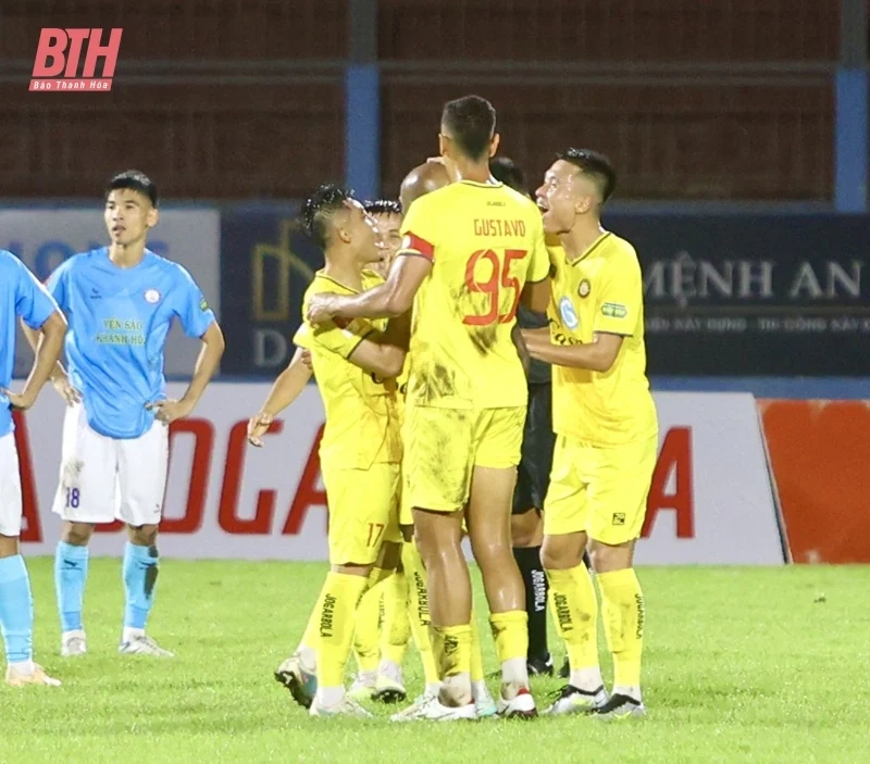 Thắng thuyết phục chủ nhà Khánh Hòa, Đông Á Thanh Hóa vươn lên vị trí thứ 2