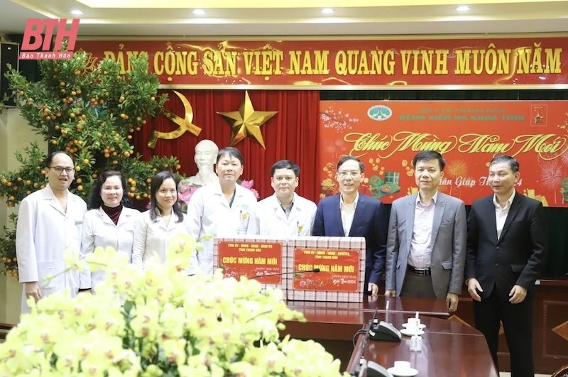 Phó Chủ tịch UBND tỉnh Đầu Thanh Tùng chúc tết các bệnh viện