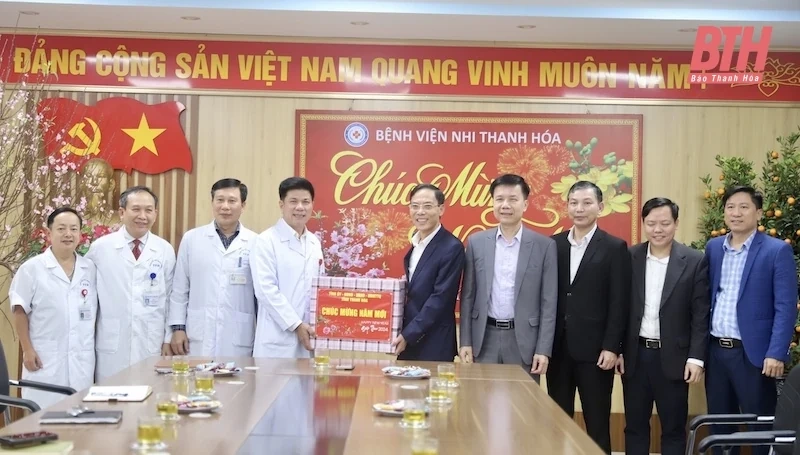 Phó Chủ tịch UBND tỉnh Đầu Thanh Tùng chúc tết các bệnh viện