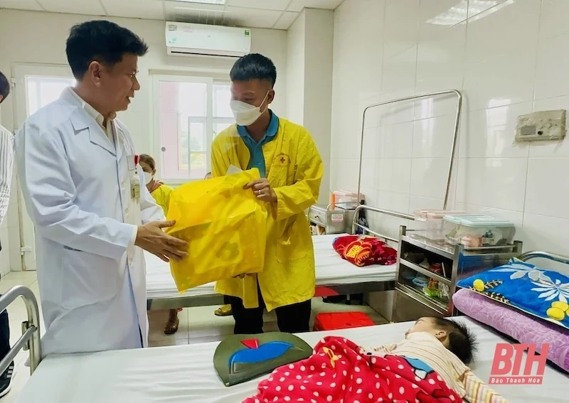 Phó Chủ tịch UBND tỉnh Đầu Thanh Tùng chúc tết các bệnh viện