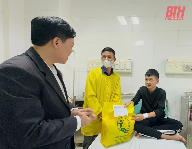 Phó Chủ tịch UBND tỉnh Đầu Thanh Tùng chúc tết các bệnh viện