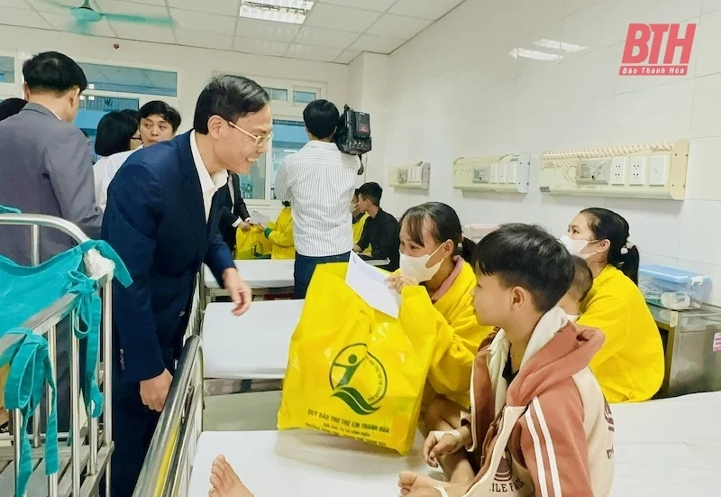 Phó Chủ tịch UBND tỉnh Đầu Thanh Tùng chúc tết các bệnh viện