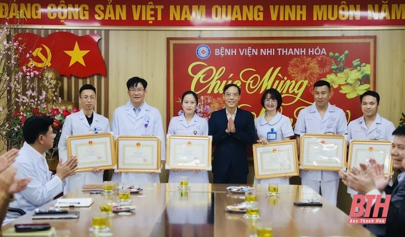 Phó Chủ tịch UBND tỉnh Đầu Thanh Tùng chúc tết các bệnh viện