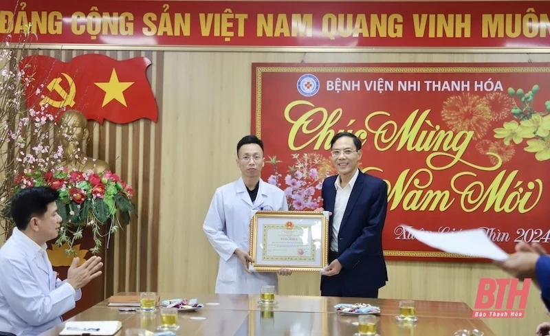 Phó Chủ tịch UBND tỉnh Đầu Thanh Tùng chúc tết các bệnh viện
