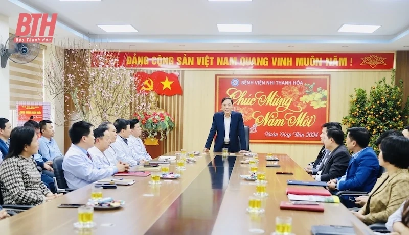 Phó Chủ tịch UBND tỉnh Đầu Thanh Tùng chúc tết các bệnh viện