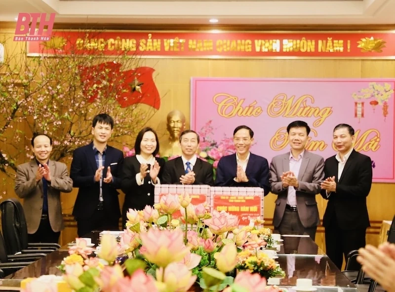 Phó Chủ tịch UBND tỉnh Đầu Thanh Tùng chúc tết các bệnh viện