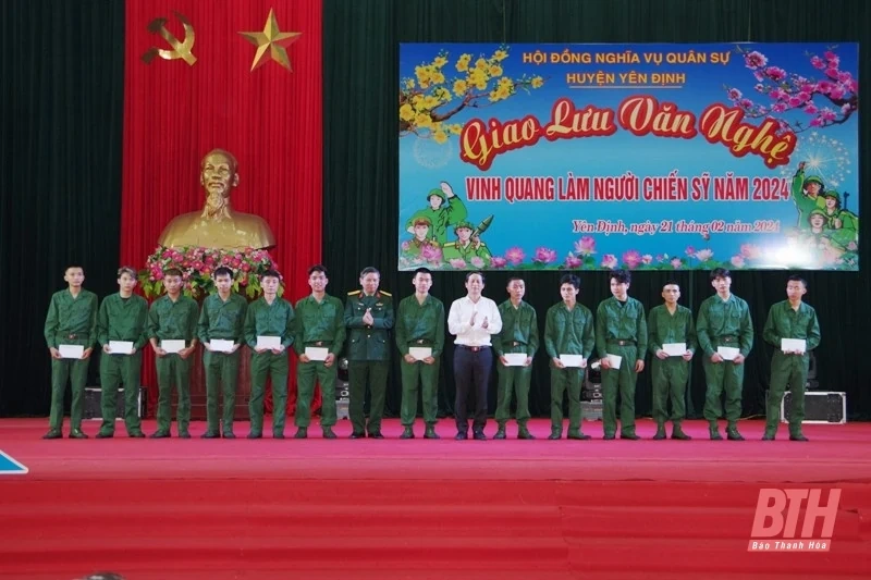 Yên Định: Giao lưu văn nghệ “Vinh quang làm người chiến sỹ”