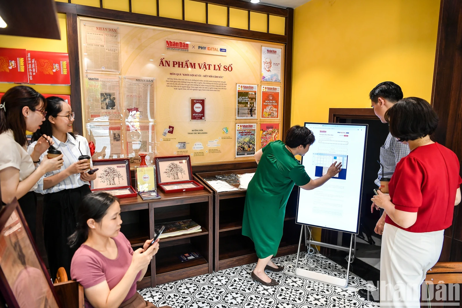 Ra mắt Không gian trưng bày, trải nghiệm và giới thiệu sản phẩm Báo Nhân Dân