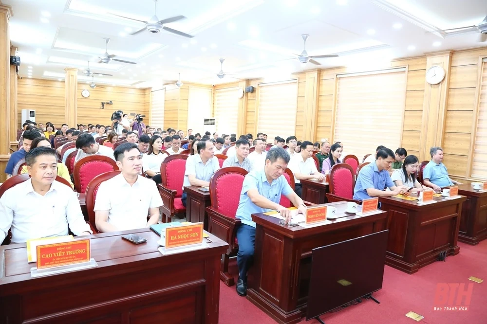 Phó Bí thư Thường trực Tỉnh ủy, Trưởng Đoàn ĐBQH tỉnh Lại Thế Nguyên tiếp xúc cử tri huyện Ngọc Lặc