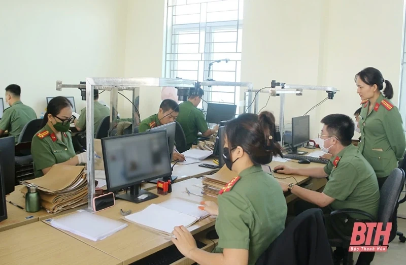 Giám đốc Công an tỉnh kiểm tra tiến độ số hoá hồ sơ, tài liệu nghiệp vụ lưu trữ