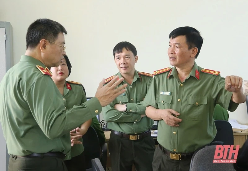 Giám đốc Công an tỉnh kiểm tra tiến độ số hoá hồ sơ, tài liệu nghiệp vụ lưu trữ
