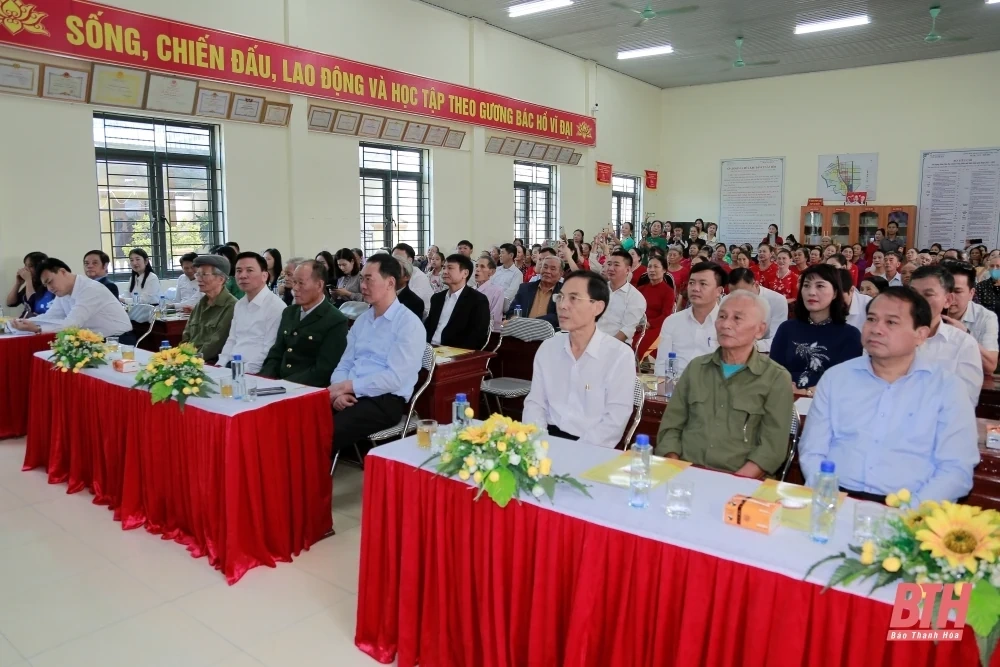 Phó Trưởng Ban Tổ chức Trung ương Đỗ Trọng Hưng và Phó Bí thư Tỉnh uỷ Trịnh Tuấn Sinh dự Ngày hội Đại đoàn kết toàn dân tộc tại huyện Quảng Xương