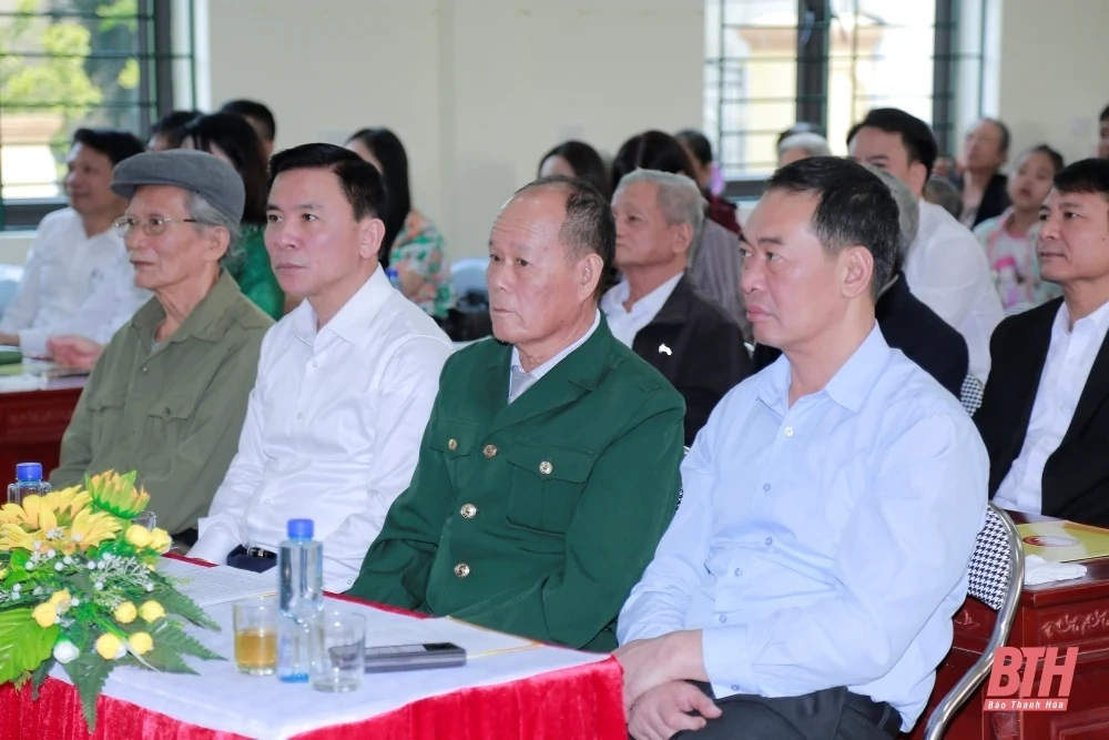 Phó Trưởng Ban Tổ chức Trung ương Đỗ Trọng Hưng và Phó Bí thư Tỉnh uỷ Trịnh Tuấn Sinh dự Ngày hội Đại đoàn kết toàn dân tộc tại huyện Quảng Xương