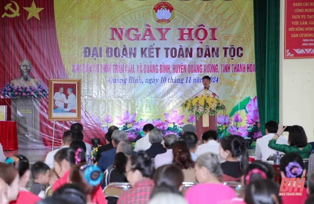 Phó Trưởng Ban Tổ chức Trung ương Đỗ Trọng Hưng và Phó Bí thư Tỉnh uỷ Trịnh Tuấn Sinh dự Ngày hội Đại đoàn kết toàn dân tộc tại huyện Quảng Xương