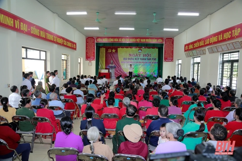 Phó Trưởng Ban Tổ chức Trung ương Đỗ Trọng Hưng và Phó Bí thư Tỉnh uỷ Trịnh Tuấn Sinh dự Ngày hội Đại đoàn kết toàn dân tộc tại huyện Quảng Xương