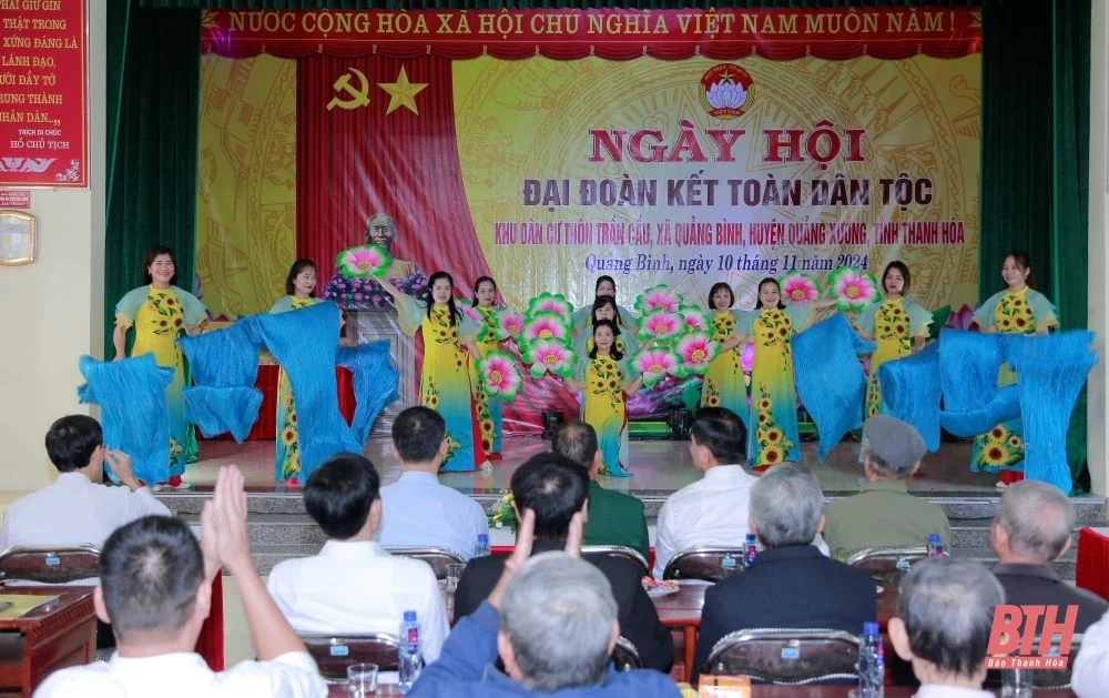 Phó Trưởng Ban Tổ chức Trung ương Đỗ Trọng Hưng và Phó Bí thư Tỉnh uỷ Trịnh Tuấn Sinh dự Ngày hội Đại đoàn kết toàn dân tộc tại huyện Quảng Xương