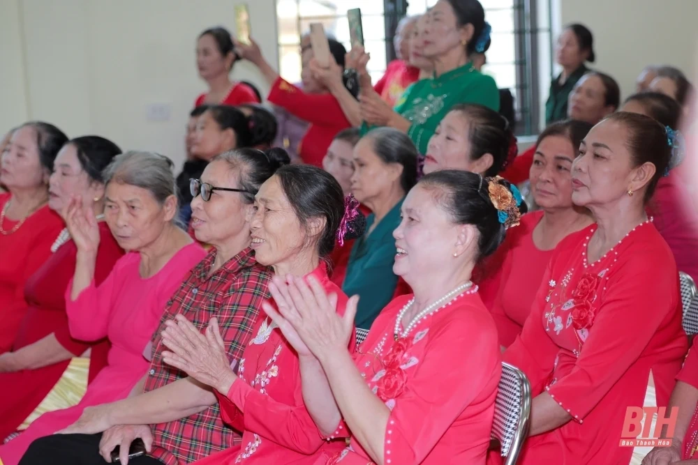 Phó Trưởng Ban Tổ chức Trung ương Đỗ Trọng Hưng và Phó Bí thư Tỉnh uỷ Trịnh Tuấn Sinh dự Ngày hội Đại đoàn kết toàn dân tộc tại huyện Quảng Xương