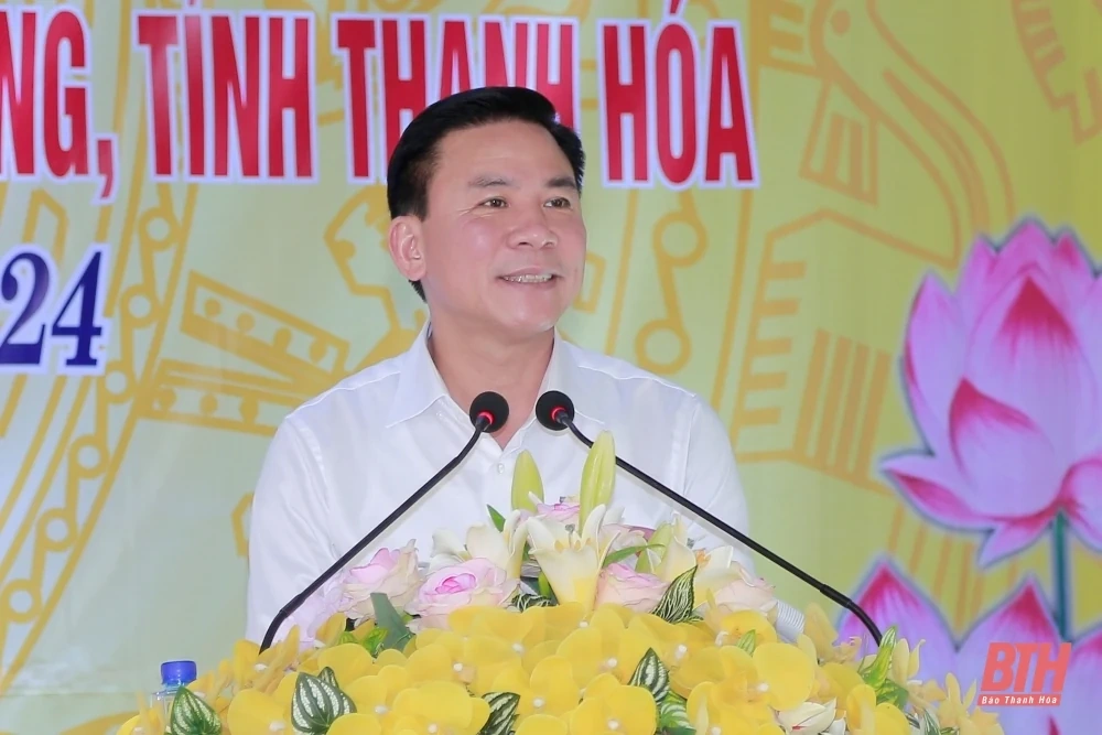 Phó Trưởng Ban Tổ chức Trung ương Đỗ Trọng Hưng và Phó Bí thư Tỉnh uỷ Trịnh Tuấn Sinh dự Ngày hội Đại đoàn kết toàn dân tộc tại huyện Quảng Xương