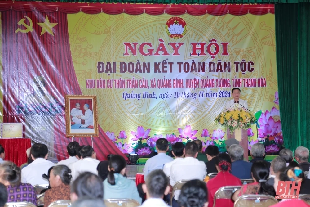 Phó Trưởng Ban Tổ chức Trung ương Đỗ Trọng Hưng và Phó Bí thư Tỉnh uỷ Trịnh Tuấn Sinh dự Ngày hội Đại đoàn kết toàn dân tộc tại huyện Quảng Xương