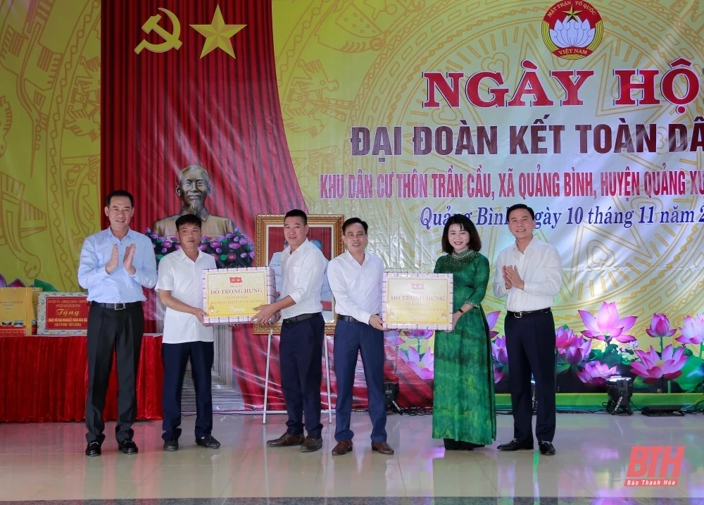 Phó Trưởng Ban Tổ chức Trung ương Đỗ Trọng Hưng và Phó Bí thư Tỉnh uỷ Trịnh Tuấn Sinh dự Ngày hội Đại đoàn kết toàn dân tộc tại huyện Quảng Xương