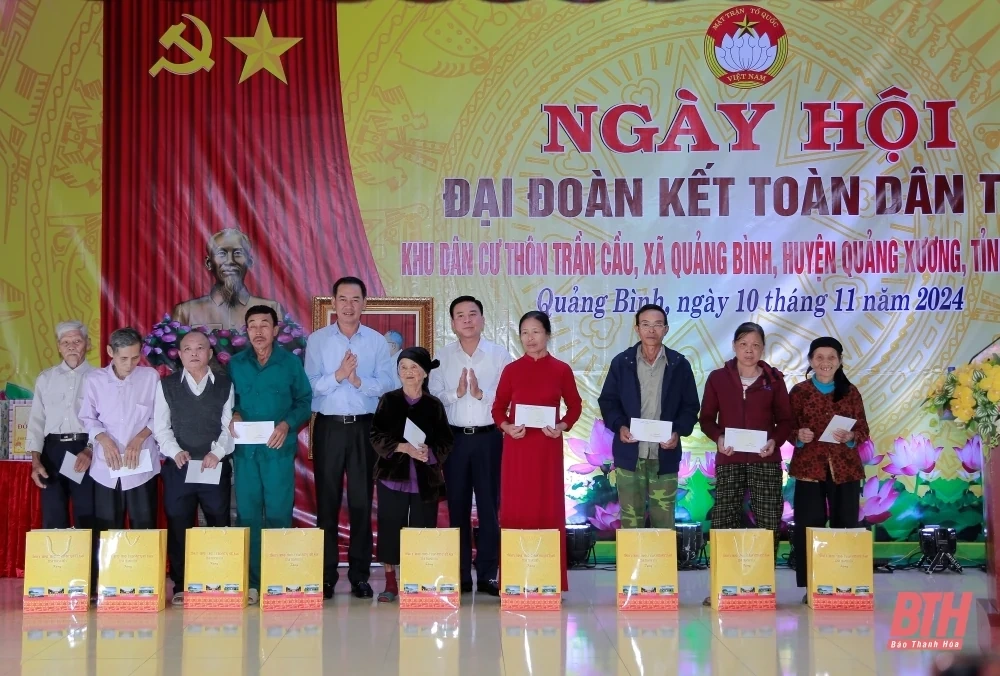 Phó Trưởng Ban Tổ chức Trung ương Đỗ Trọng Hưng và Phó Bí thư Tỉnh uỷ Trịnh Tuấn Sinh dự Ngày hội Đại đoàn kết toàn dân tộc tại huyện Quảng Xương