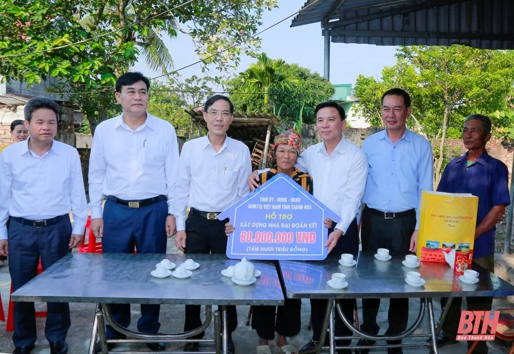 Phó Trưởng Ban Tổ chức Trung ương Đỗ Trọng Hưng và Phó Bí thư Tỉnh uỷ Trịnh Tuấn Sinh dự Ngày hội Đại đoàn kết toàn dân tộc tại huyện Quảng Xương