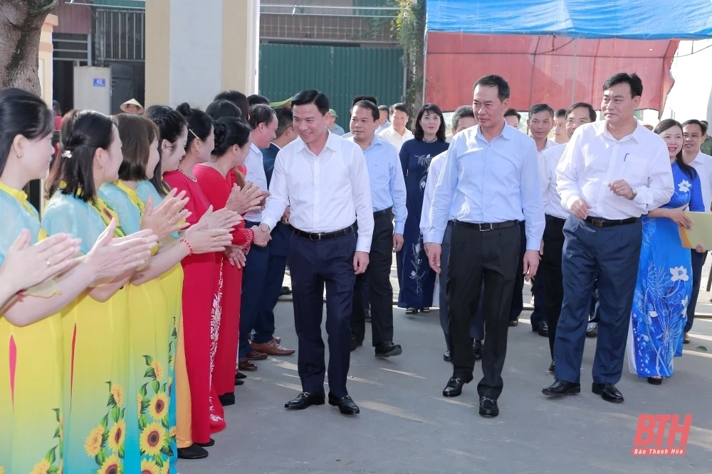 Phó Trưởng Ban Tổ chức Trung ương Đỗ Trọng Hưng và Phó Bí thư Tỉnh uỷ Trịnh Tuấn Sinh dự Ngày hội Đại đoàn kết toàn dân tộc tại huyện Quảng Xương