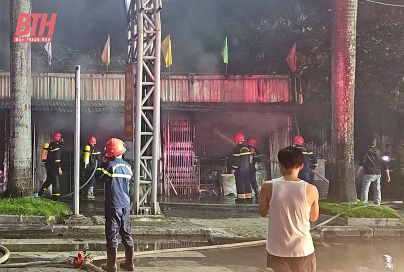 Hỏa hoạn thiêu rụi ki ốt văn phòng phẩm