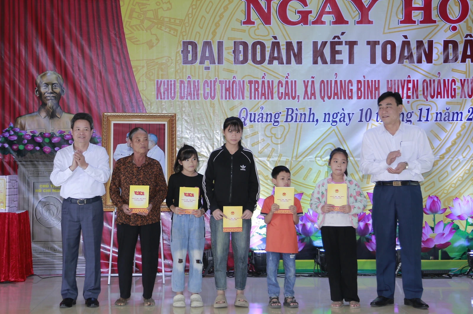 Phó Trưởng Ban Tổ chức Trung ương Đỗ Trọng Hưng và Phó Bí thư Tỉnh uỷ Trịnh Tuấn Sinh dự Ngày hội Đại đoàn kết toàn dân tộc tại huyện Quảng Xương