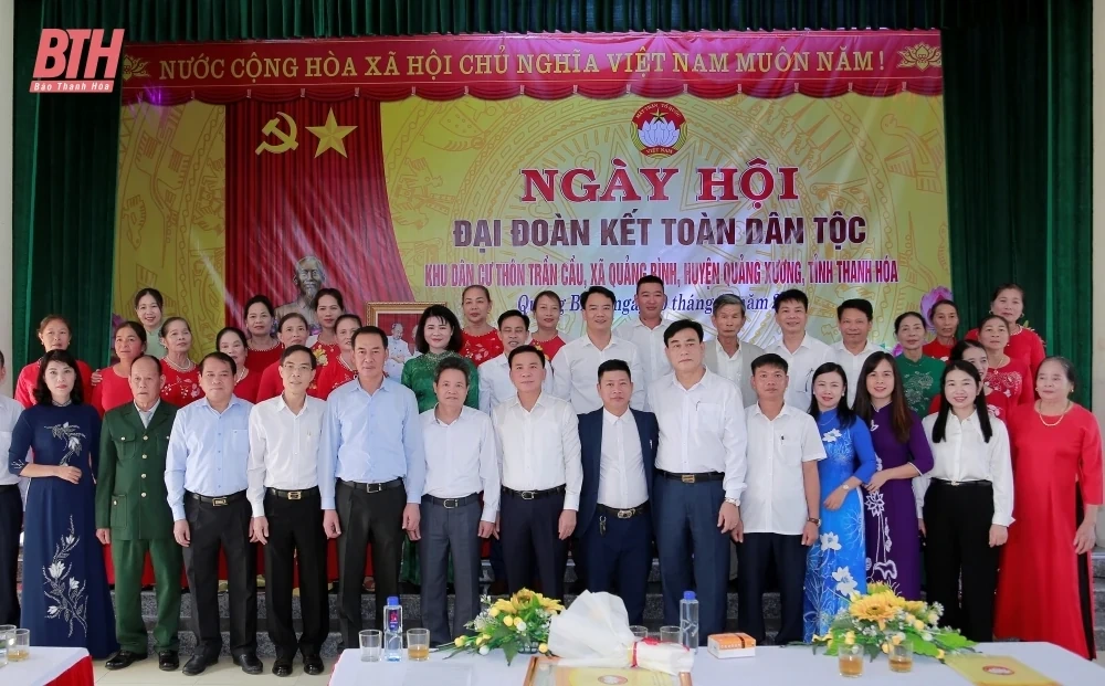 Phó Trưởng Ban Tổ chức Trung ương Đỗ Trọng Hưng và Phó Bí thư Tỉnh uỷ Trịnh Tuấn Sinh dự Ngày hội Đại đoàn kết toàn dân tộc tại huyện Quảng Xương