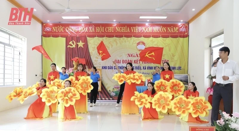 Phó Chủ tịch HĐND tỉnh Nguyễn Quang Hải chung vui Ngày hội Đại đoàn kết toàn dân tộc tại thôn Quang Biểu