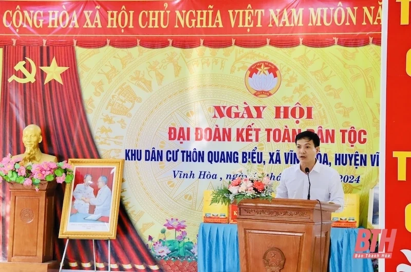 Phó Chủ tịch HĐND tỉnh Nguyễn Quang Hải chung vui Ngày hội Đại đoàn kết toàn dân tộc tại thôn Quang Biểu