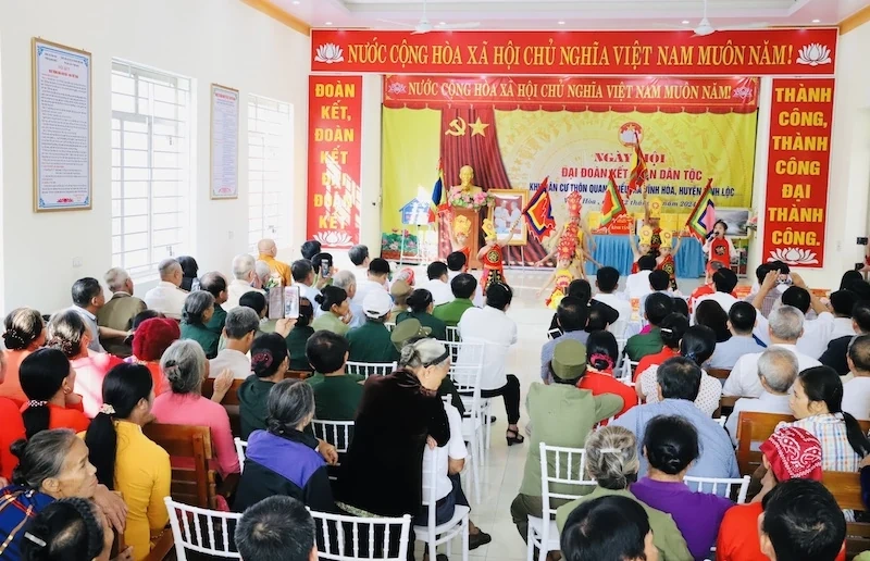 Phó Chủ tịch HĐND tỉnh Nguyễn Quang Hải chung vui Ngày hội Đại đoàn kết toàn dân tộc tại thôn Quang Biểu