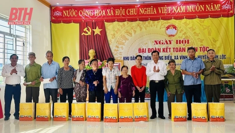 Phó Chủ tịch HĐND tỉnh Nguyễn Quang Hải chung vui Ngày hội Đại đoàn kết toàn dân tộc tại thôn Quang Biểu