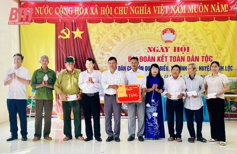 Phó Chủ tịch HĐND tỉnh Nguyễn Quang Hải chung vui Ngày hội Đại đoàn kết toàn dân tộc tại thôn Quang Biểu