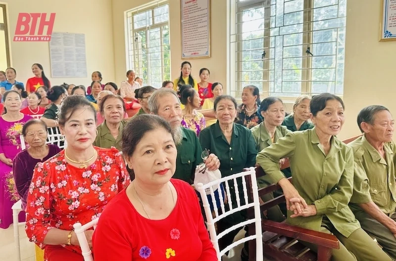 Phó Chủ tịch HĐND tỉnh Nguyễn Quang Hải chung vui Ngày hội Đại đoàn kết toàn dân tộc tại thôn Quang Biểu