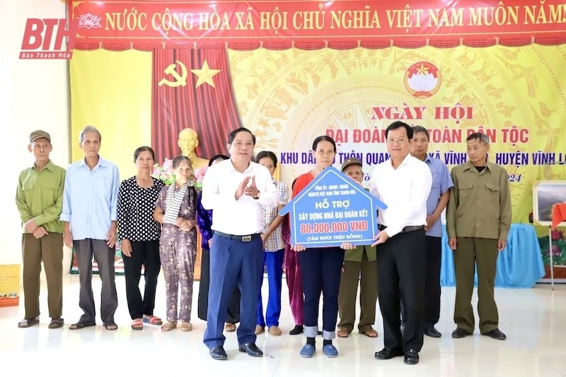 Phó Chủ tịch HĐND tỉnh Nguyễn Quang Hải chung vui Ngày hội Đại đoàn kết toàn dân tộc tại thôn Quang Biểu