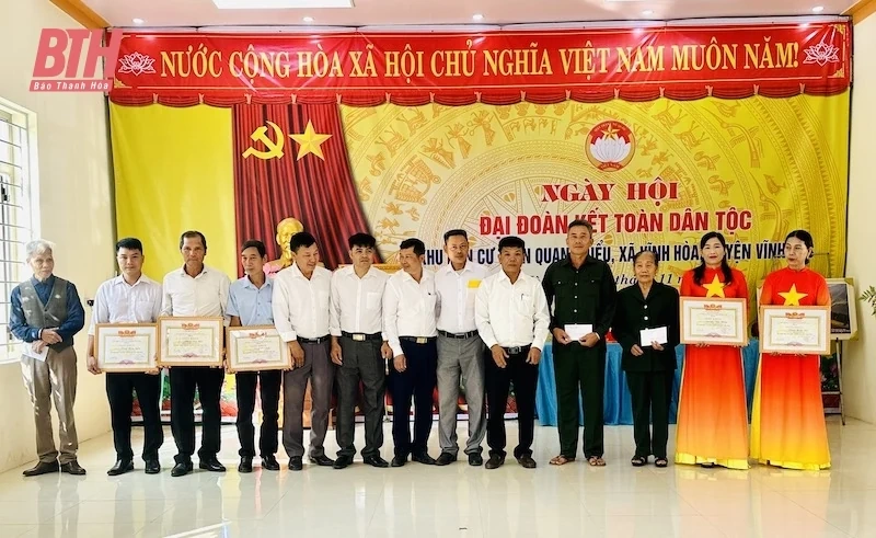 Phó Chủ tịch HĐND tỉnh Nguyễn Quang Hải chung vui Ngày hội Đại đoàn kết toàn dân tộc tại thôn Quang Biểu