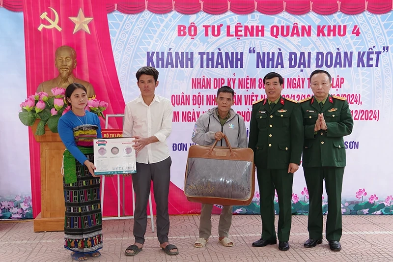 Bộ Tư lệnh Quân khu 4 trao “Nhà Đại đoàn kết” tại huyện Quan Sơn